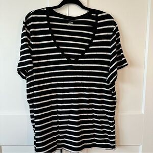 Old Navy Black and White Striped Relaxed V-Neck Tee, size XXL